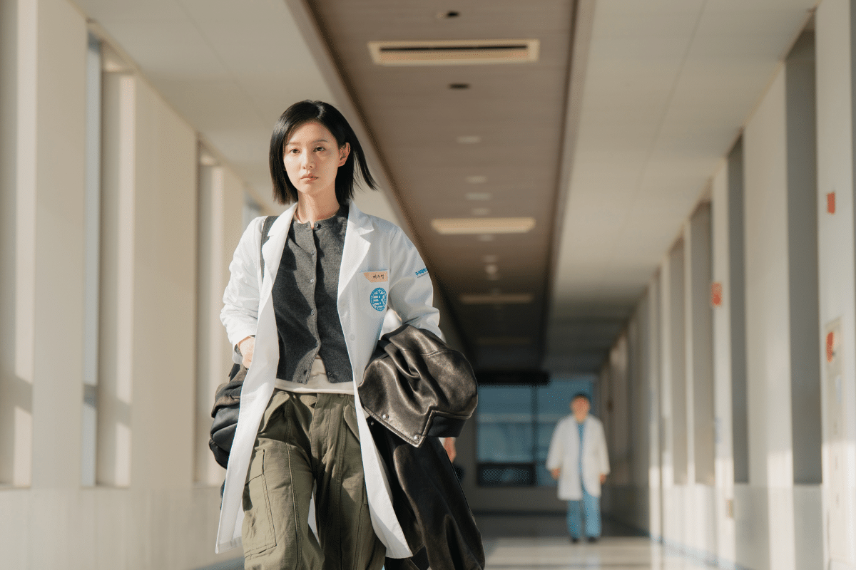 Elle incarne une chirurgienne géniale face à un hôpital gangrené par la corruption découvrez Kim Ji Won dans “Doctor X”