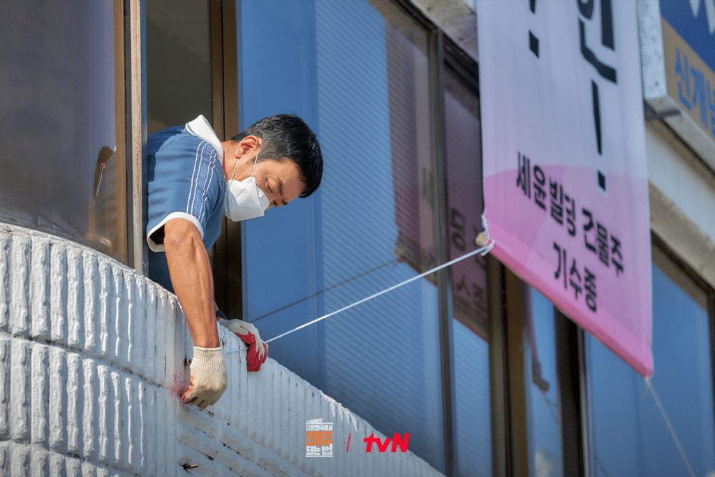 Ha Jung Woo s'attachant à ce vieux bâtiment