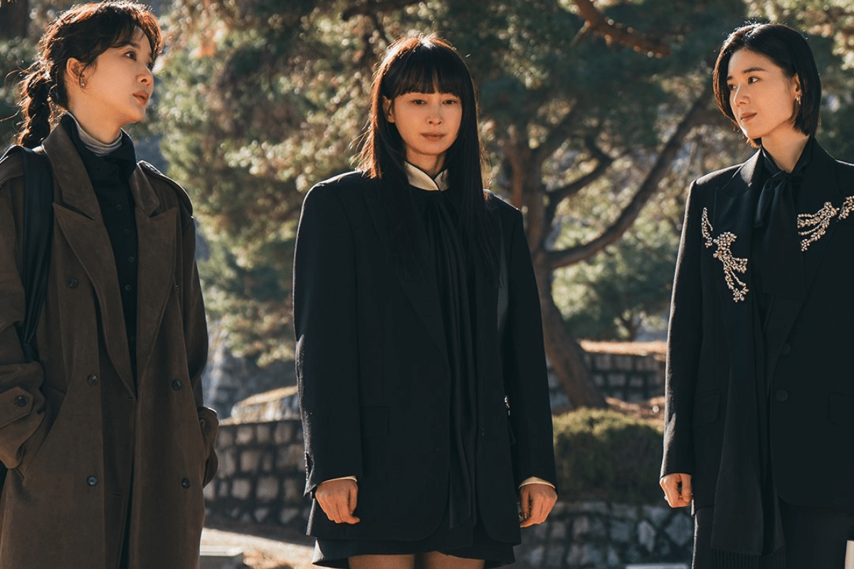 Yoon Ra Young (Lee Na Young), Kang Shin Jae (Jung Eun Chae) et Hwang Hyun Jin (Lee Chung Ah)